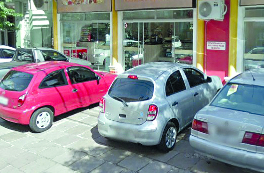 Escritório transforma calçada em estacionamento de carros - Direto